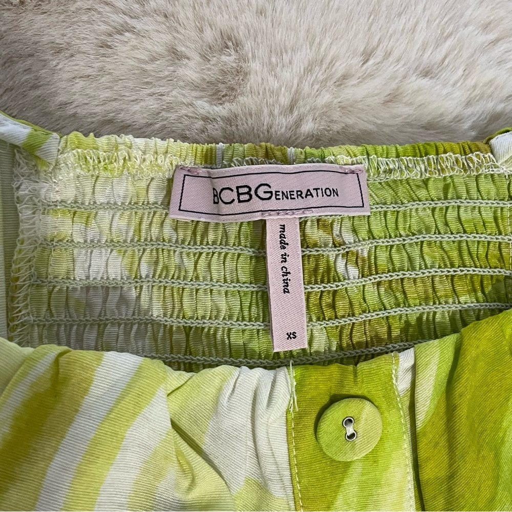 BCBGeneration | Ruffle Neck Top - Abstract
Swirl - Picture 6 of 6